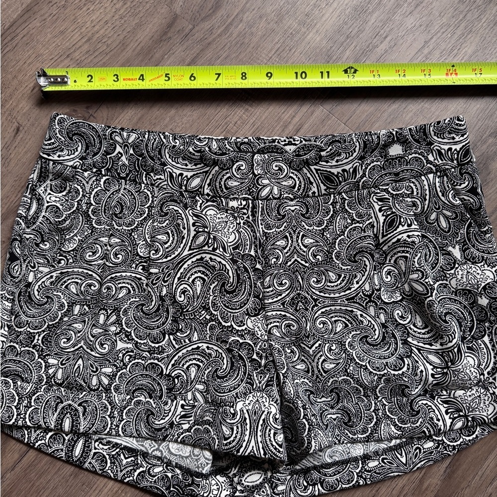 Express Black and White Paisley Shorts - Size 6 - Picture 3 of 14
